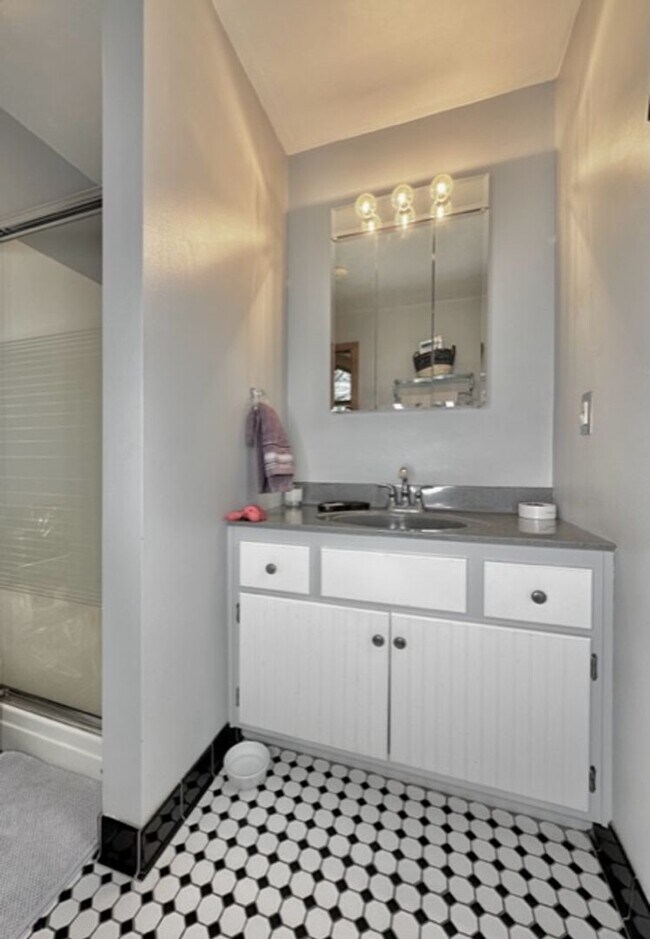 Building Photo - Beautiful / Spacious 3 Bed 3 Bath Ranch Style Single Family Home!