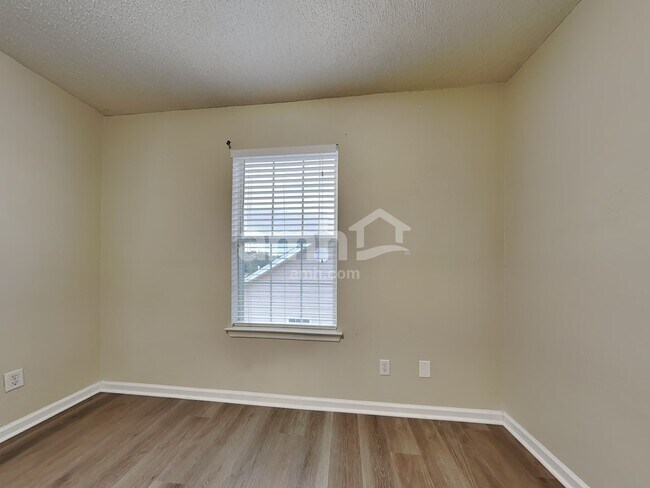 Building Photo - 25 Willow Lakes Dr