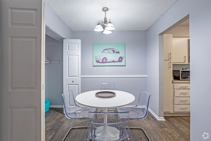 2BR, 2BT - The Mingler - 1020SF - Dining - The Social