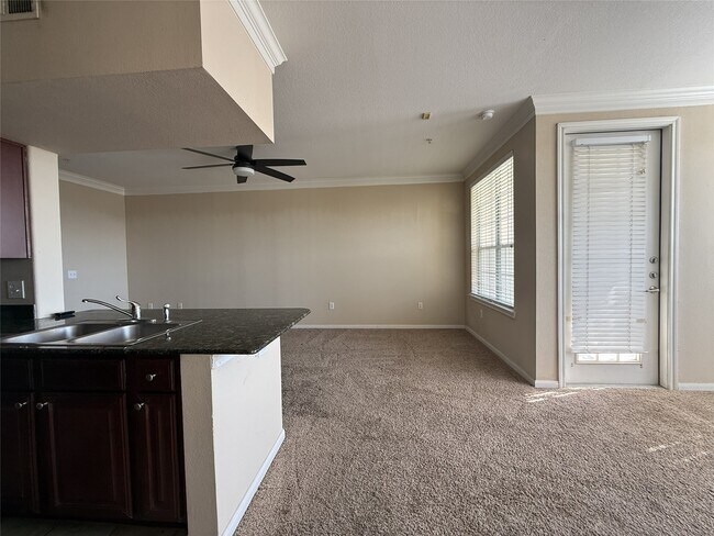 Building Photo - 7575 Kirby Dr