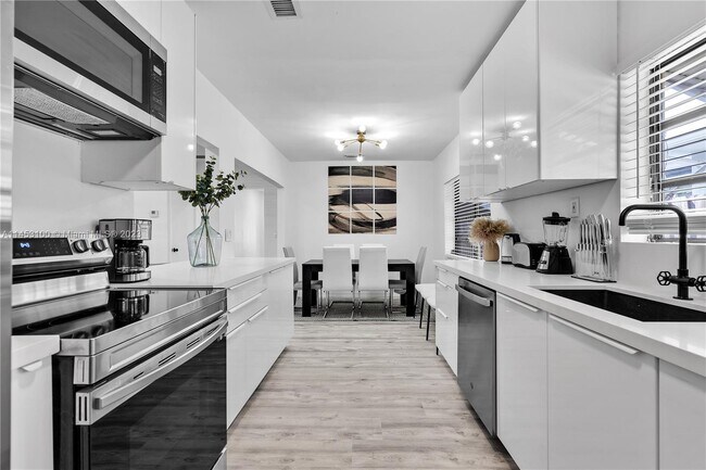 Building Photo - 1510 Normandy Dr