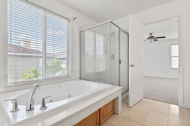Building Photo - Spacious 3 Bedroom/2.5 Bath Home