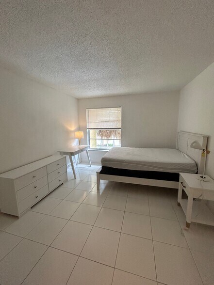 2nd bedroom - 470 NW 20th St