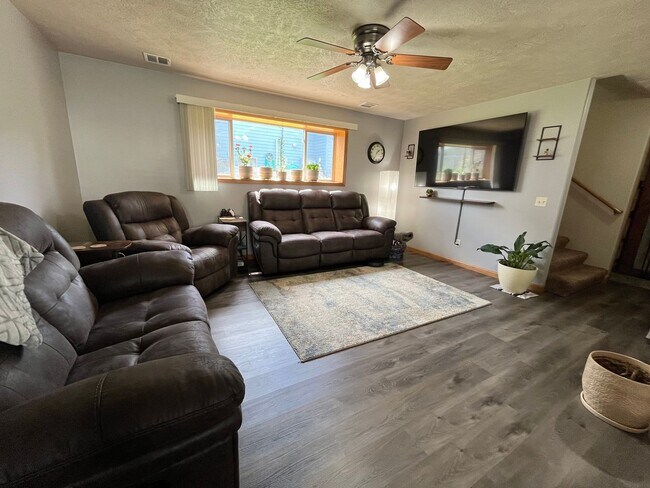 Building Photo - 3 Bed/2 Bath Apartment in Sioux Falls!