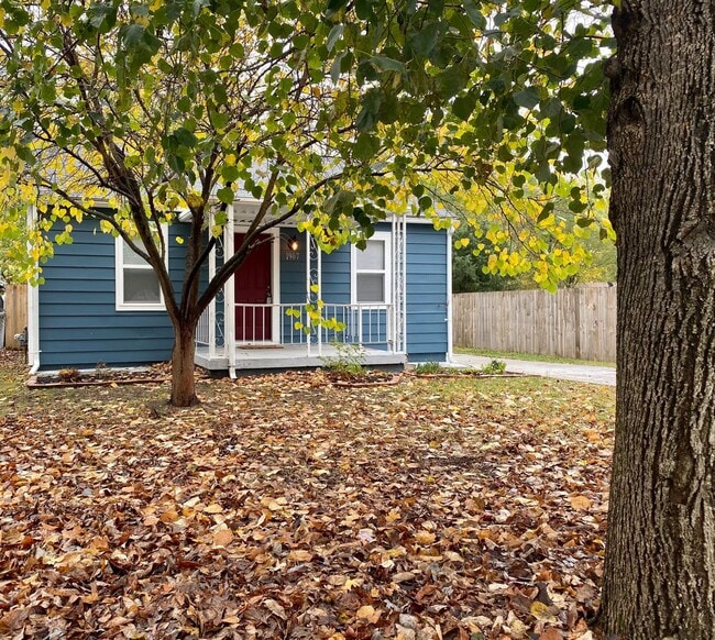 Building Photo - Charming 2-Bedroom Home with Private Driveway & Large Fenced Backyard