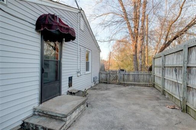 Building Photo - 703 Monroe St