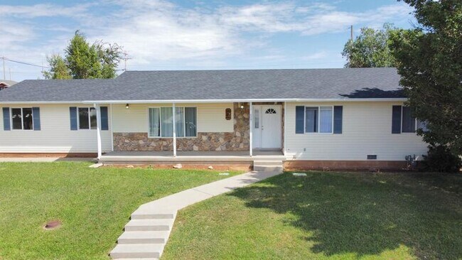 Building Photo - 465 Meadowlark Ln
