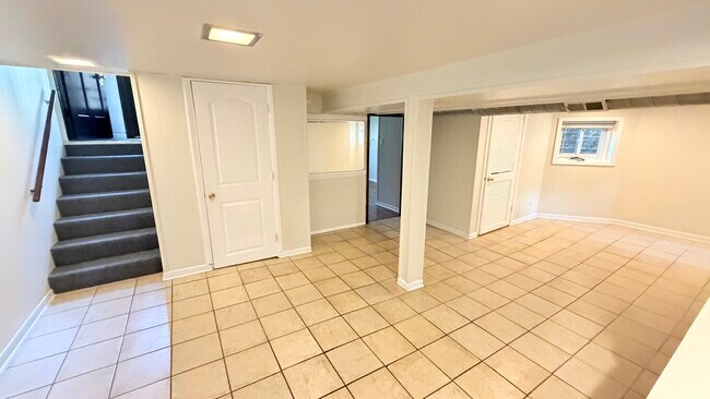 Building Photo - 5706 N Maplewood Ave