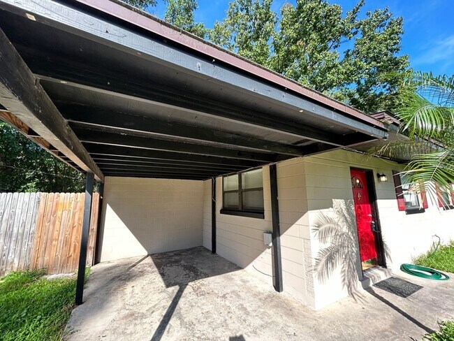Building Photo - 4/2 Westside Home on Corner Lot with Fence...