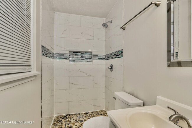 Building Photo - 9104 Royal Oak Dr