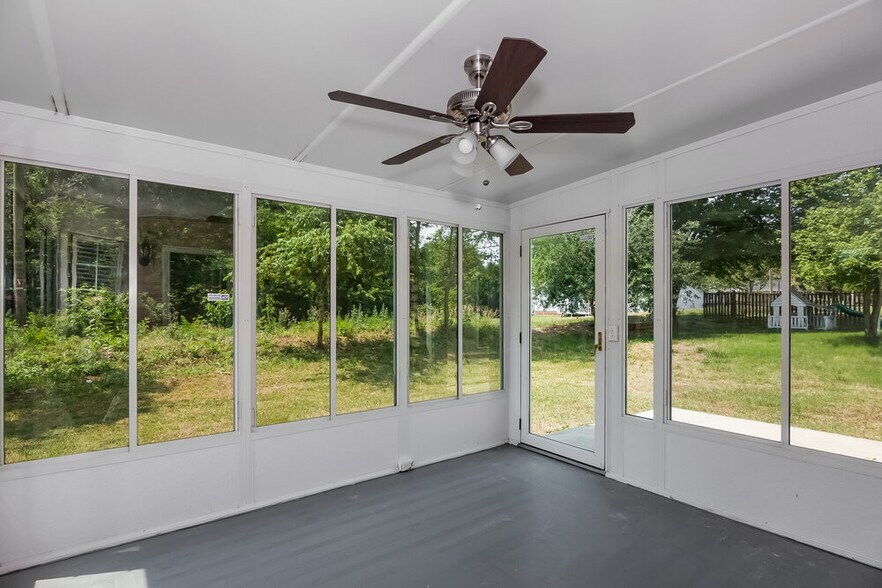 Building Photo - 11518 Larix Dr