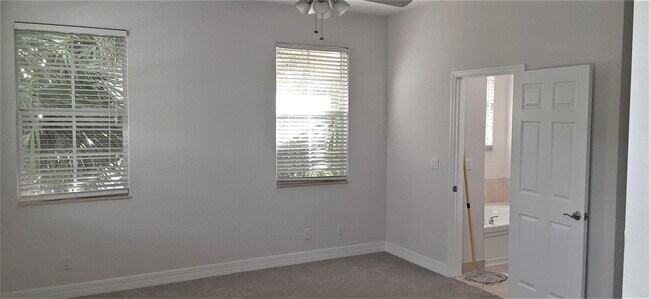 Building Photo - 909 NW 18th Ave