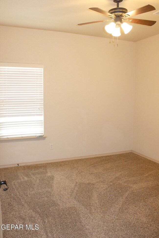 Building Photo - 13832 Hollywood Dr