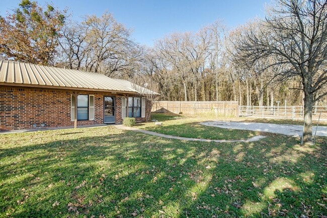 Building Photo - One Side of Very Nice Duplex West Granbury- 2 Bed, 2 Bath- 76049
