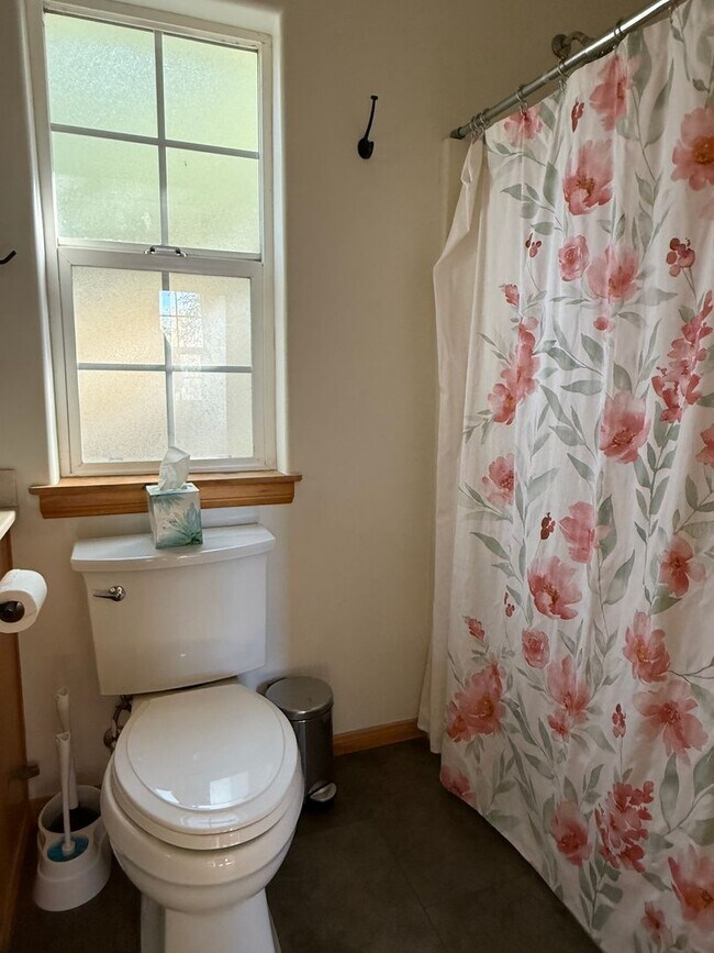 Building Photo - Beautiful Crestline Home - Private & Peaceful