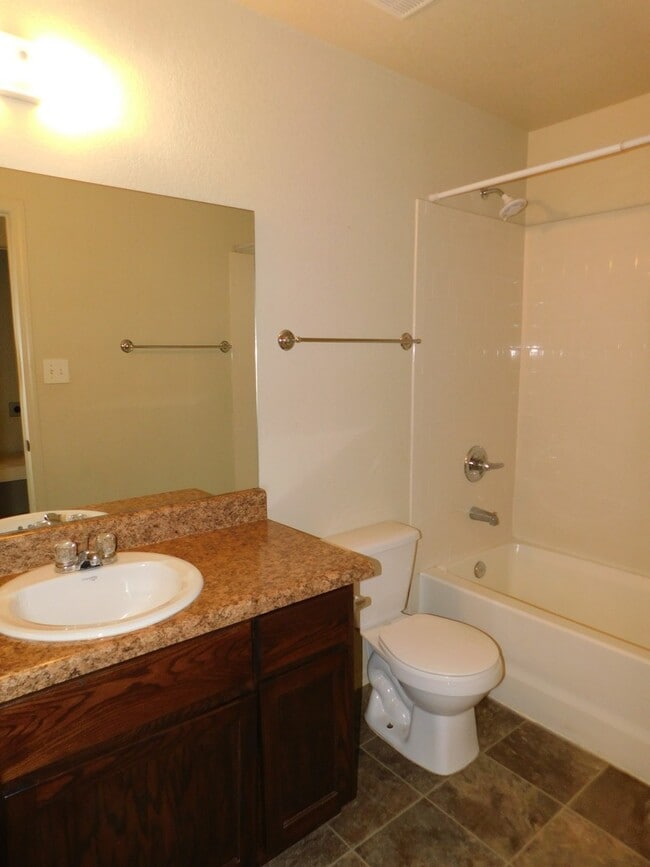 Building Photo - 4 BEDROOM HOME IN SAGUARO!