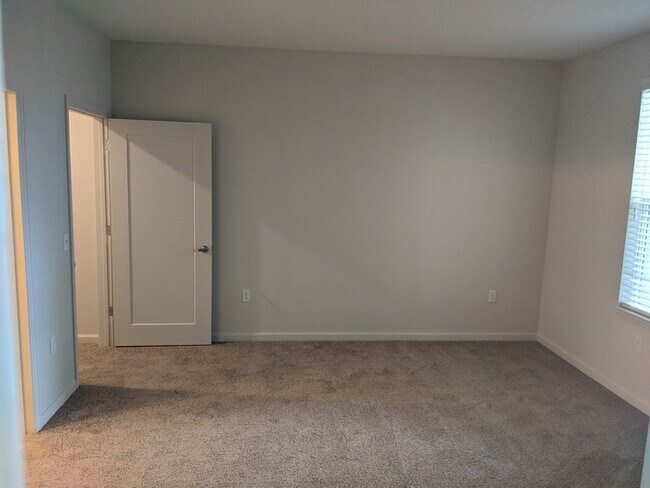 Building Photo - Apartment Home #370 - Water View