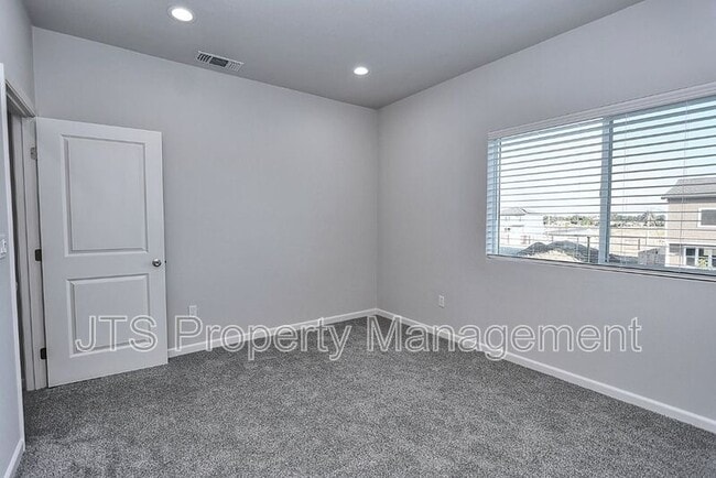 Building Photo - 5 Oak Manor Way