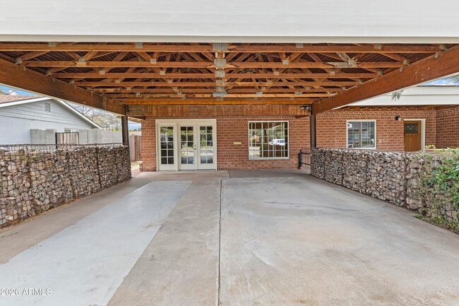 Building Photo - 4213 E Lewis Ave