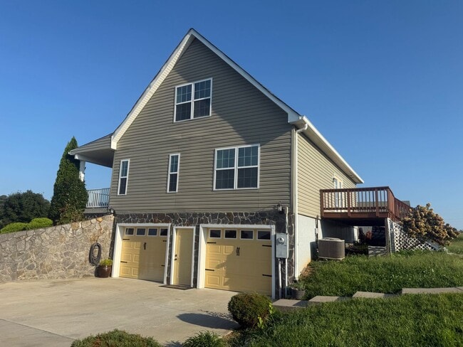 Building Photo - 3 Bedroom 3.5 Bathroom Home Located in Gre...