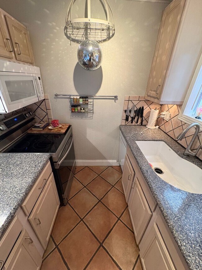 Building Photo - One Bedroom Condo Walking Distance to CU with Fenced Backyard and Flatiron Views!