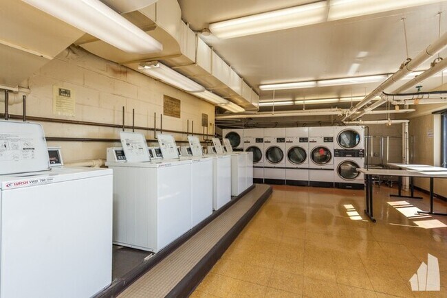 Building Photo - 3110 N Lake Shore Dr