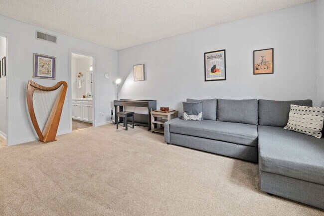 Building Photo - Great 2 bed 2 bath town house centrally lo...