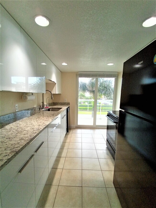 Building Photo - 2560 S Ocean Blvd