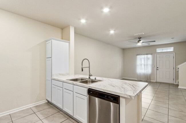 Building Photo - Nearly New 2BR/2.5BA Townhome – Great Loca...