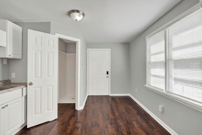 Building Photo - 2215