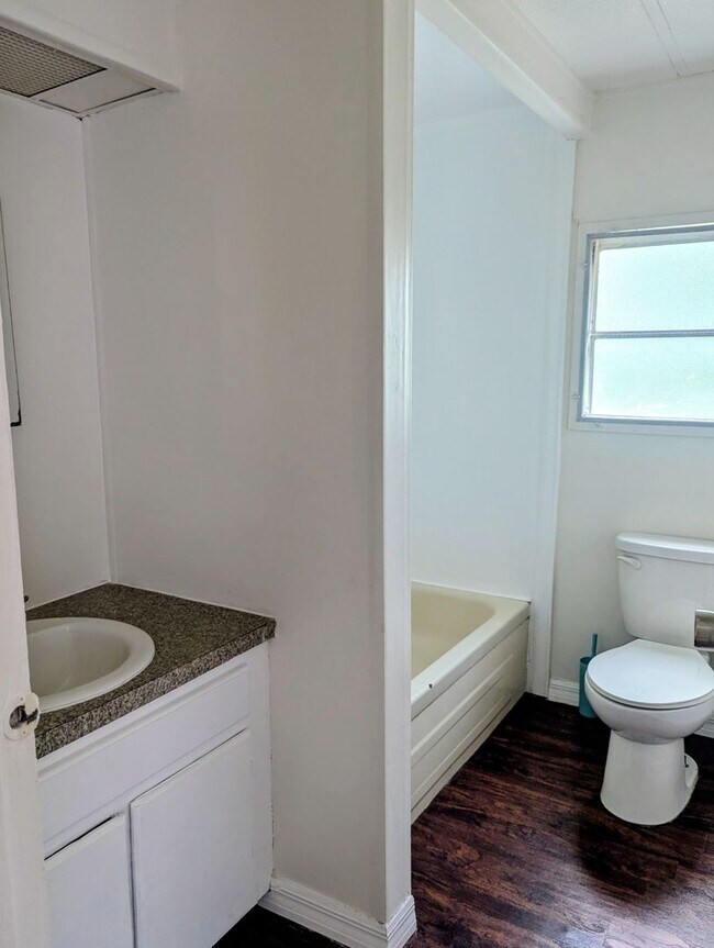 Building Photo - 2 bedroom, 2 bath mobile home located in O...