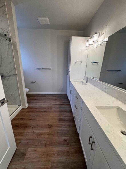 Building Photo - 994 E RR Ave