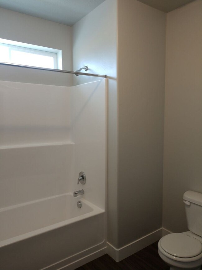 Building Photo - Rent Luxury! 3 bdrm. 2 bath South Jordan c...