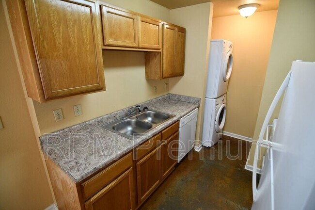 Building Photo - 5480 Spring Ln