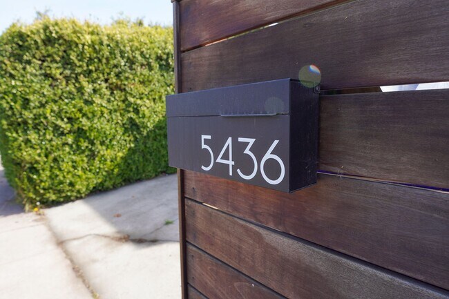 Building Photo - Mid-Century Home Available in the Richmond...