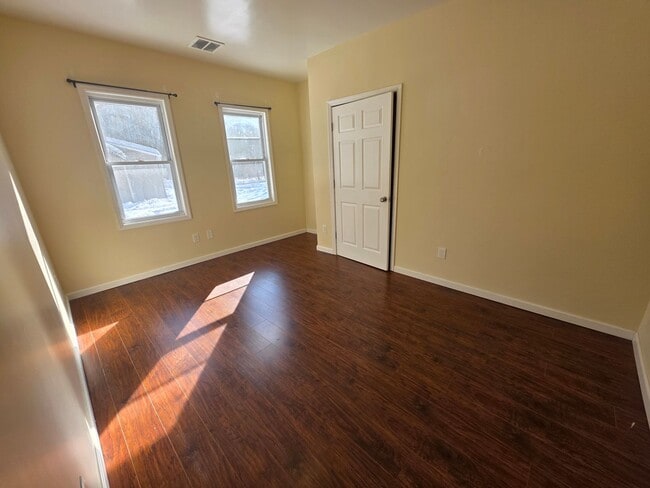 Building Photo - 2 Bedroom Apartment - Loch Sheldrake