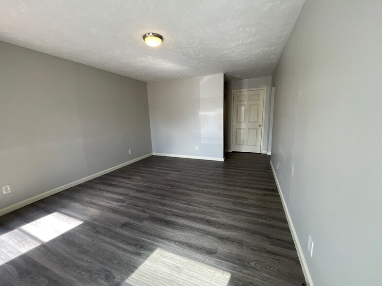 Building Photo - 32 Georgian Cv