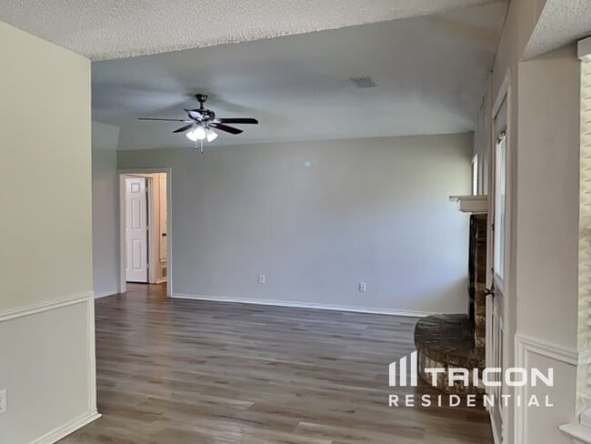 Building Photo - 615 Sherman Dr