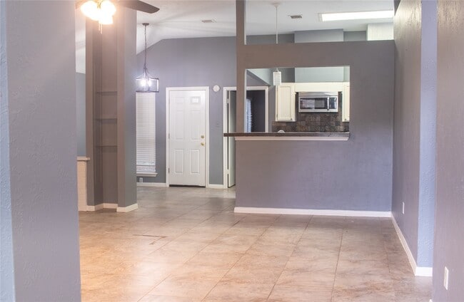 Building Photo - 13106 Hollowcreek Park Dr