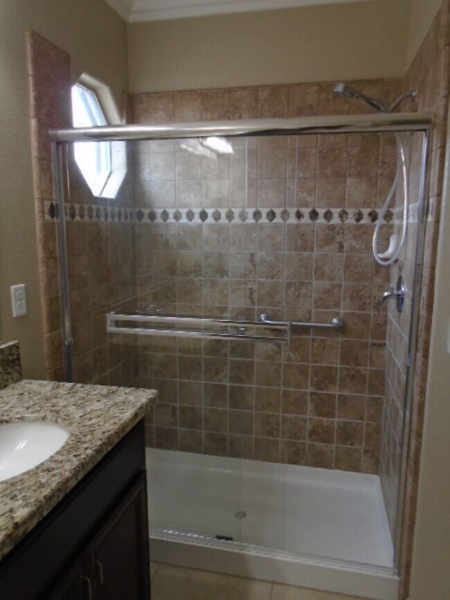 Building Photo - BEAUTIFUL 2 STORY IN WEST ROSEVILLE! 4 BEDROOM, 3 BATH, 3 CAR GARAGE, WITH LOW MAINTENANCE YARD!