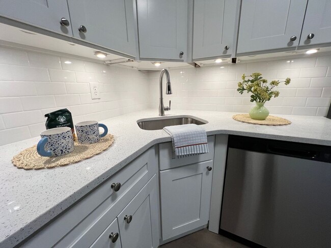 Building Photo - Fully Renovated 3 Bedroom 2 Bathroom Apart...