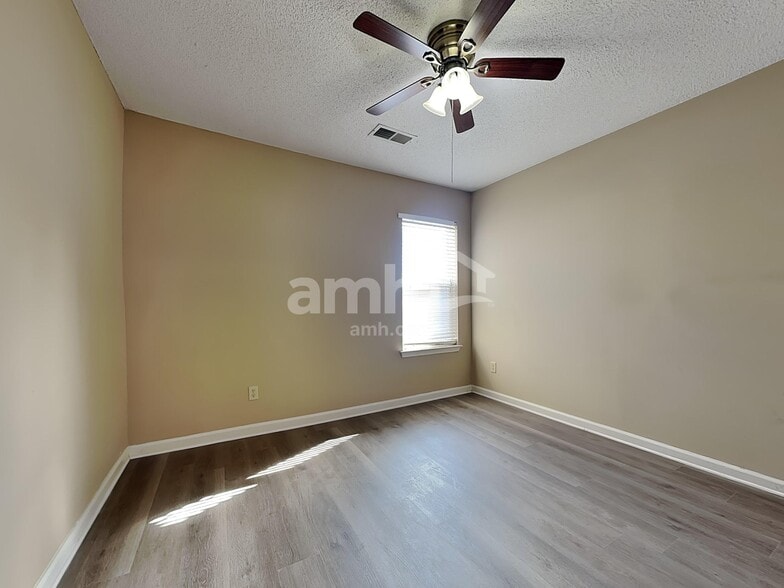 Building Photo - 1326 Siskin Dr