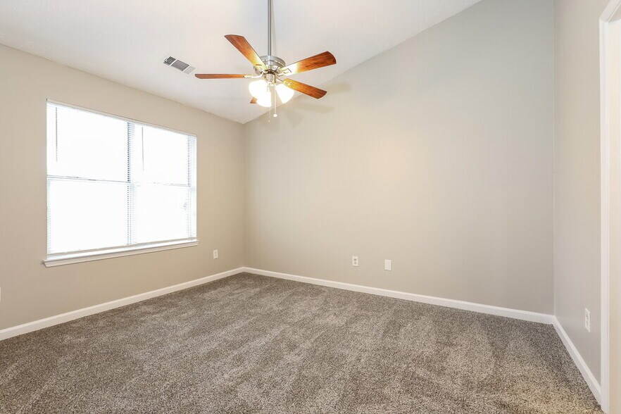 Building Photo - 9199 Fairway Ct