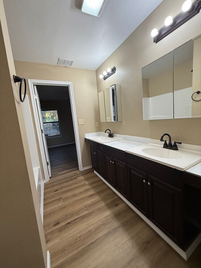 Building Photo - NEW ON MARKET