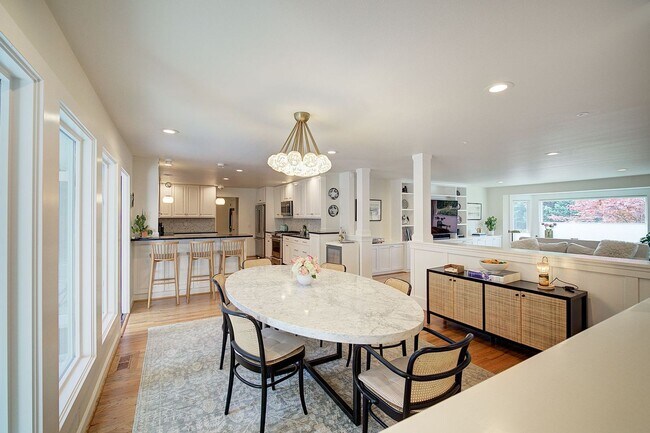 Building Photo - 5bd/2.75ba Mercer Island Home