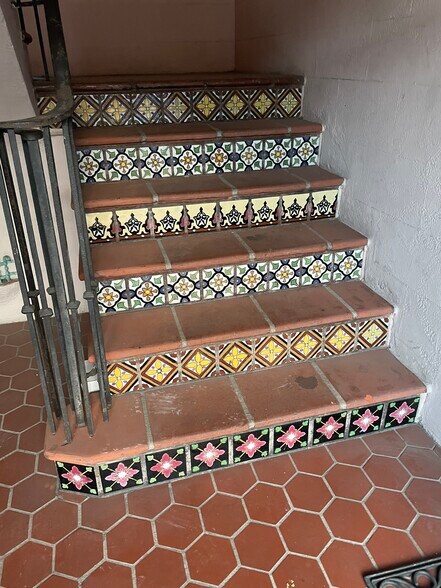 Vintage tile entry - 616 Magnolia Ave