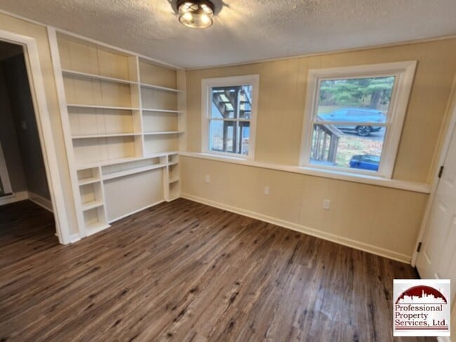 Building Photo - Walk to shops, dining and recreation areas!