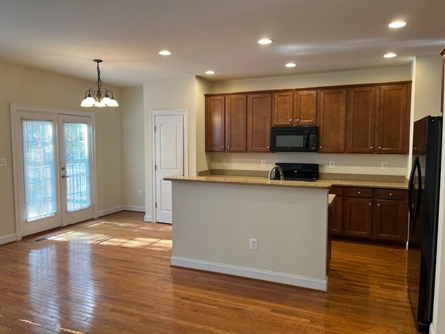 Building Photo - Large Townhouse In Haymarket