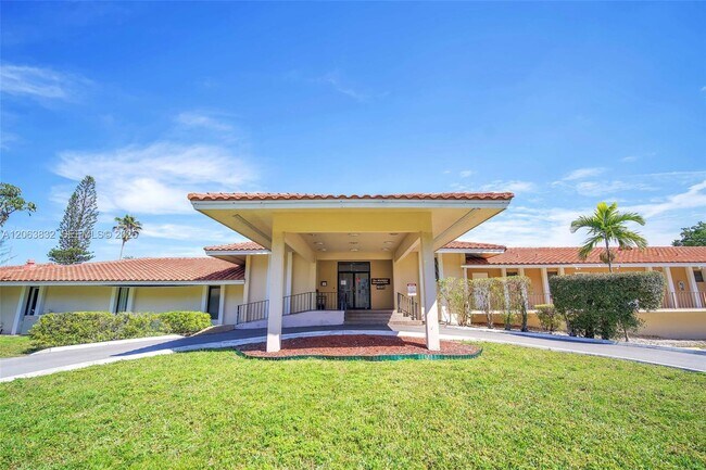 Building Photo - 4160 Inverrary Dr