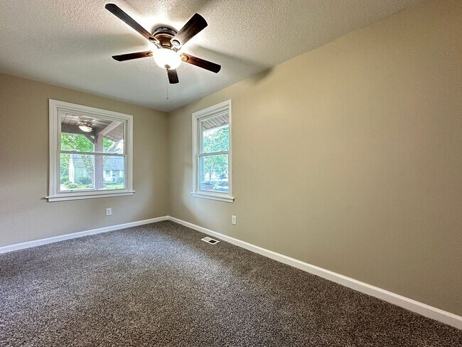 Building Photo - 3 Bedroom 1.5 Bathroom Finished Basement 2...